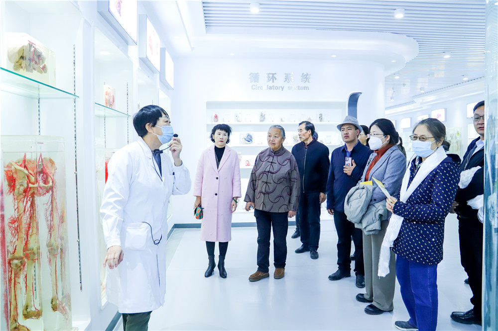 2023年3月21日   88038威尼斯检测中心与奇正藏药共建“藏医药产业学院”揭牌仪式 (5).jpg