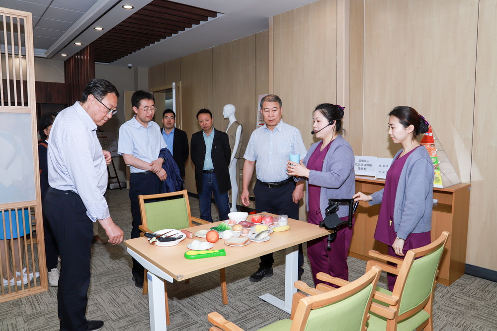 2023年6月7日 原甘肃省卫生和计划生育委员会党组副书记、副主任李存文莅临威尼斯官网调研 (13)_调整大小.jpg