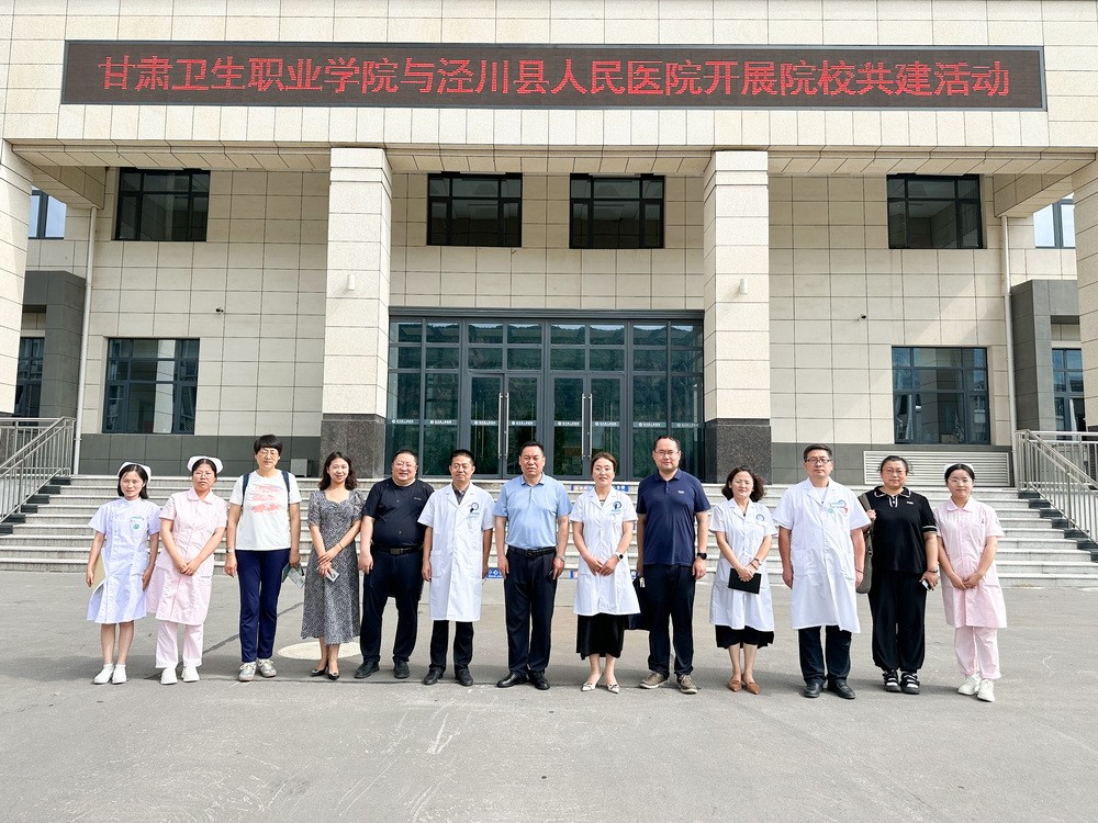 1692241978597003744.jpg 6.看望实习生2_调整大小.jpg